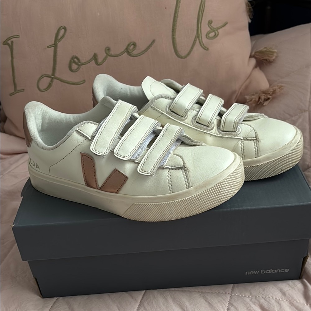 Veja' White and Rosegold Sneakers